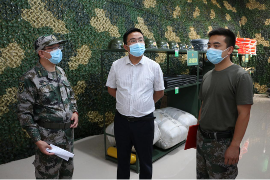 岚皋县南宫山镇：退役军人情系家乡 爱心捐赠集镇管理车辆