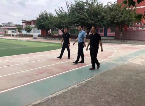 潼关县教科局党委书记李军亮莅临实验小学检查指导工作