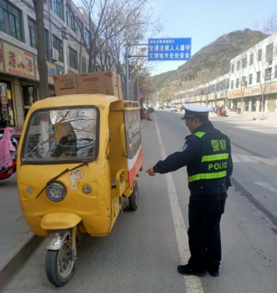 快递包裹乱占道，黄龙交警整治没商量！