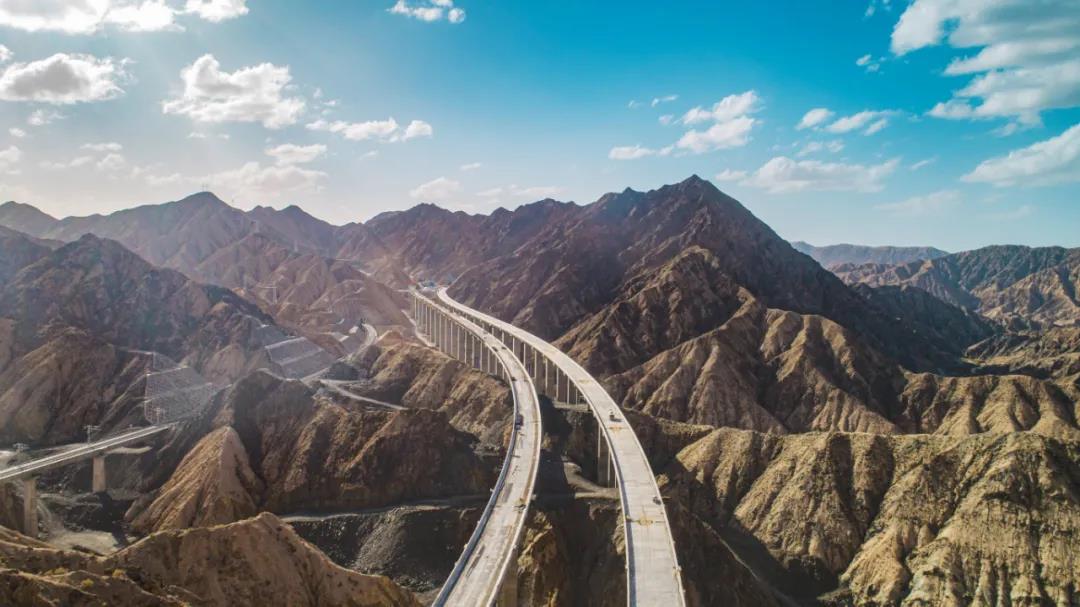 挑战高难度！这公路穿越天山、横跨沙漠