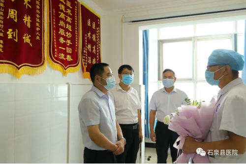 石泉县政府副县长徐家彦在县医院慰问一线医务工作者