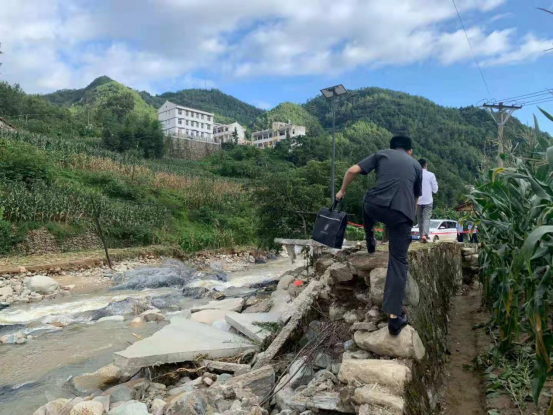 石泉县法院：山洪暴雨毁道路，无阻司法为民情