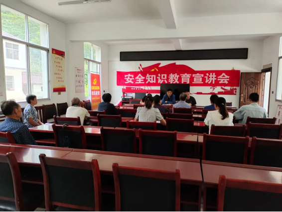 石泉县检察院：联村队员齐心协力 确保群众稳度汛期