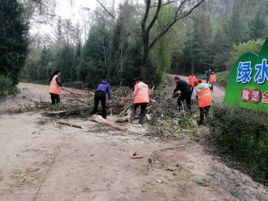 千湖湿地管理处：开展道路塌方清理   保障群众安全出行