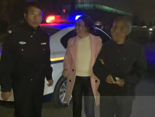 洛川县公安局：暖心民警护送走失老人回家