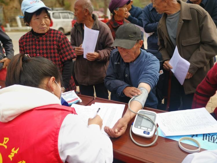 简篇-健康体检进乡村，义诊活动暖人心
