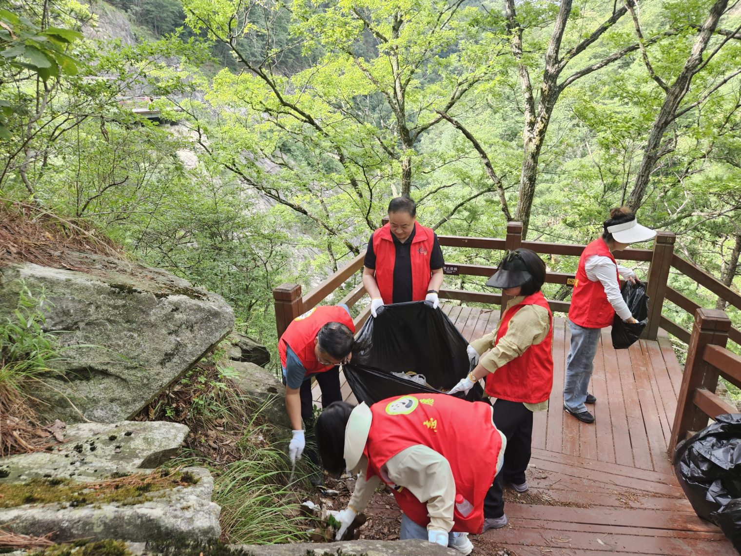 2024年6月27日长角坝镇机关志愿者在沙窝村开展“重走红军路 生态环保行”志愿服务2拍摄者康阳