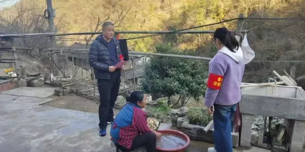 镇长下沉重点场所了解情况.jpg